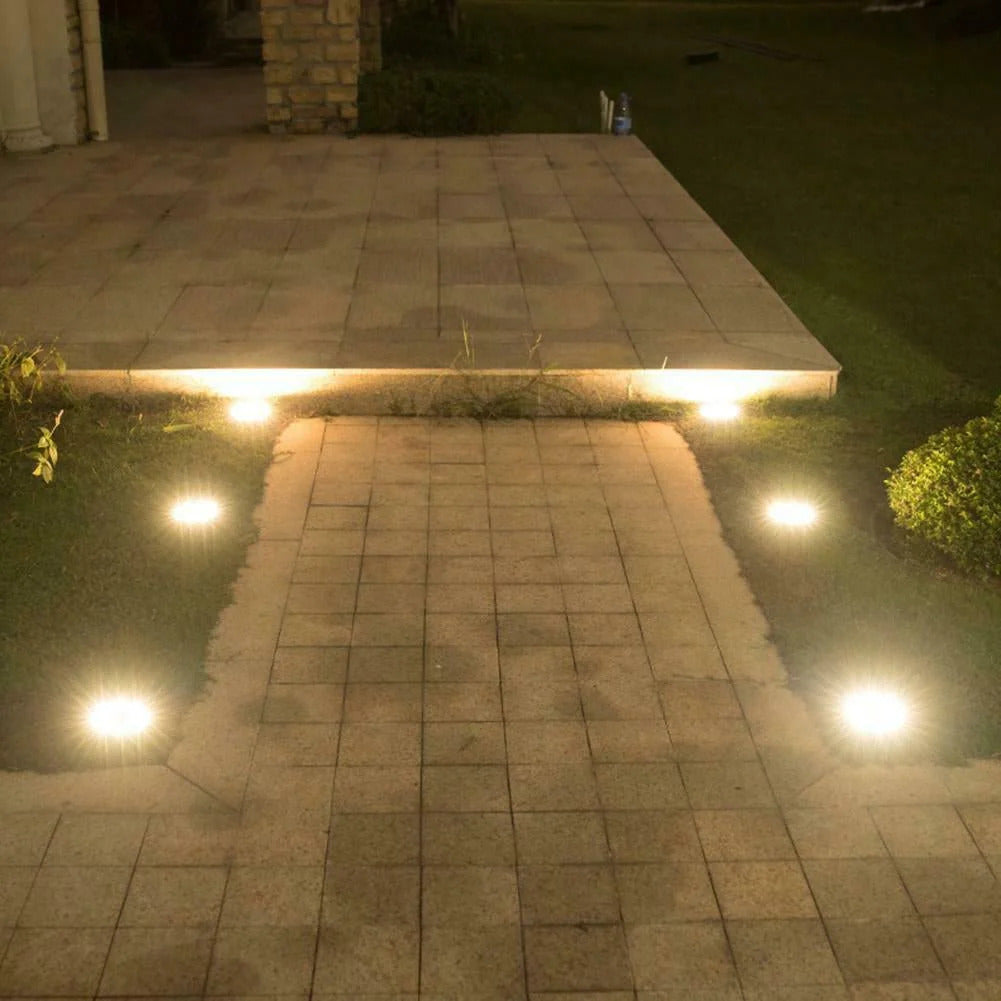 Solarne LED Disk Lampe za Dvorište – Ubodne Baštenske Lampe sa Senzorom Svetla (Set 4 Komada)